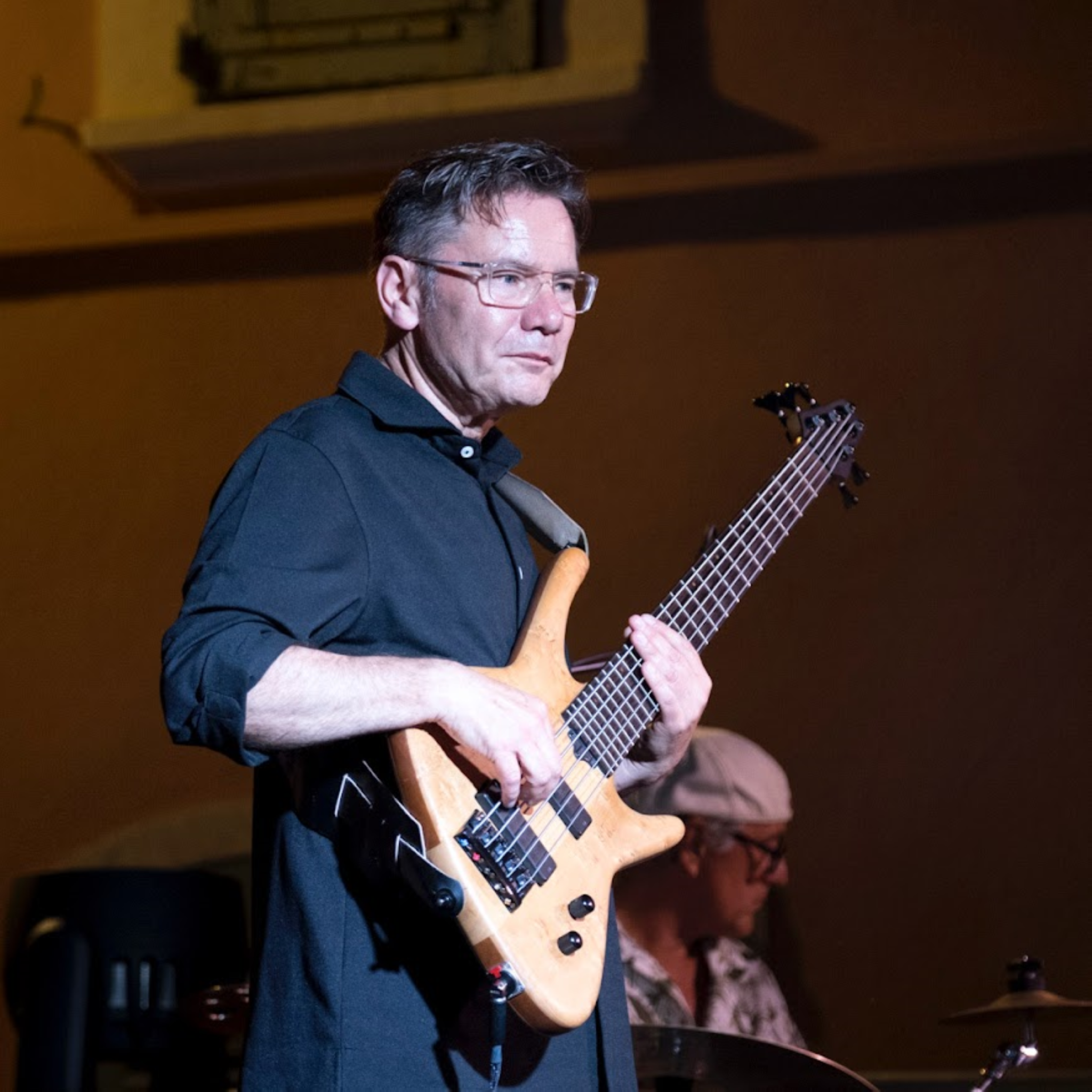 Patrick MORELLE, bassiste de Story of Jazz Quintet, jouant de la basse électrique