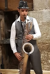 Fabio BLANCO HERNANDEZ, saxophoniste de Story of Jazz Quintet, jouant du saxophone ténor